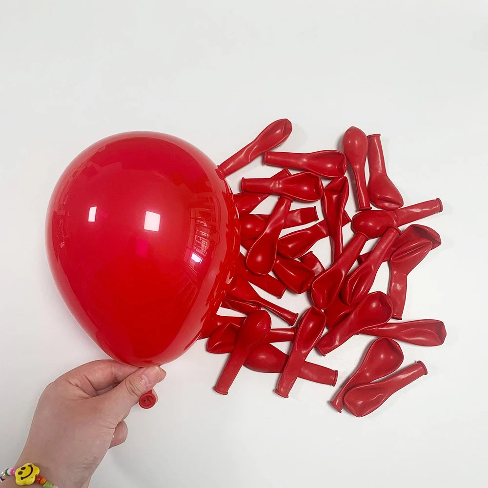 ערכת קשת בלונים 110 חלקים באדום, שחור, לבן וזהב