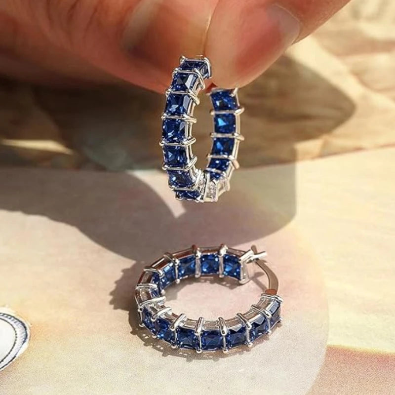 עגילי חישוק מרובעים משובצים בזירקונים