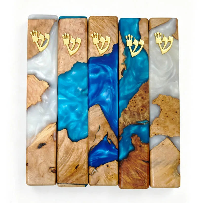 בית מזוזה בעבודת יד מעץ ושרף אפוקסי עם האות ש', מתנה יודאיקה מישראל, מזוזה לשמירה על הבית, מתנה למזוזה