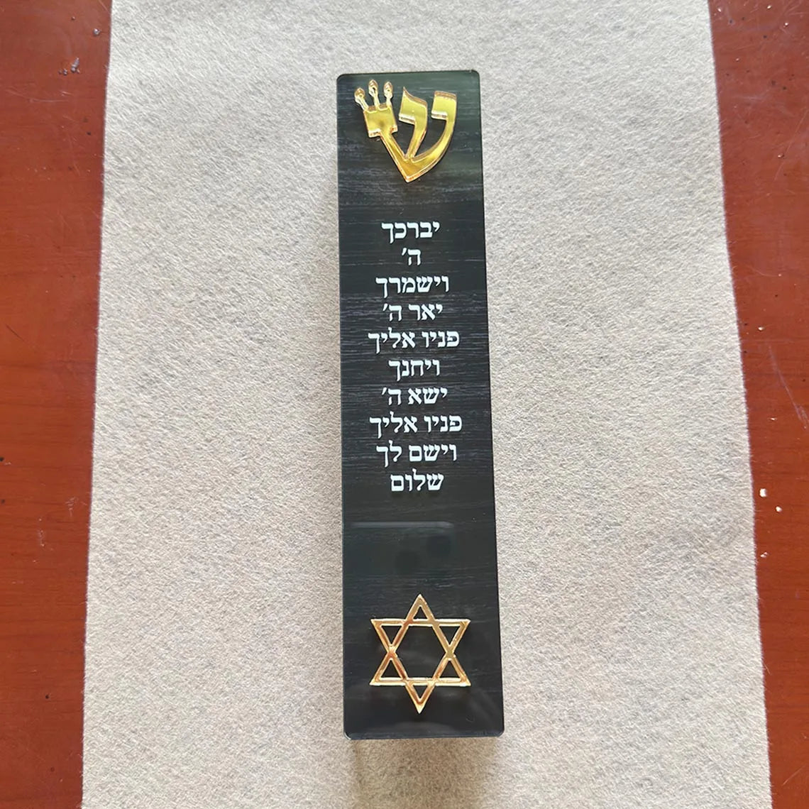 מארז מזוזה מודרני עם לוגו שין אקריליק חיתוך תלת מימד מזוזה מתנה יהודית מתנה לתינוק חדש מתנה לבית חדש ברכה לבית יהודי