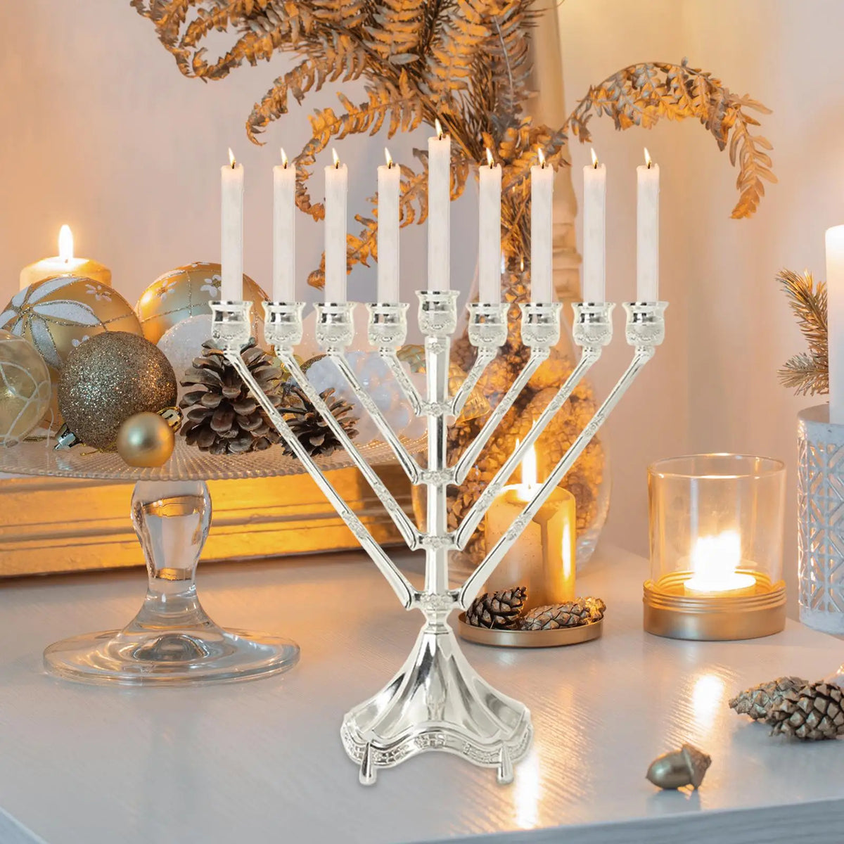 חנוכיית מתכת קלאסית – 9 קנים