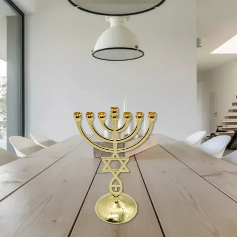 מנורה יהודית מסורתית בעלת 7 קנים, קישוט בדמות כלי המקדש בירושלים