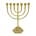 מנורה יהודית מסורתית בעלת 7 קנים, קישוט בדמות כלי המקדש בירושלים