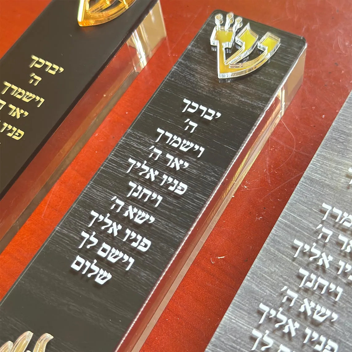 מארז מזוזה מודרני עם לוגו שין אקריליק חיתוך תלת מימד מזוזה מתנה יהודית מתנה לתינוק חדש מתנה לבית חדש ברכה לבית יהודי