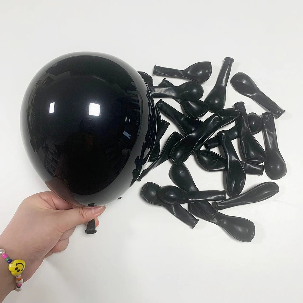 ערכת קשת בלונים 110 חלקים באדום, שחור, לבן וזהב