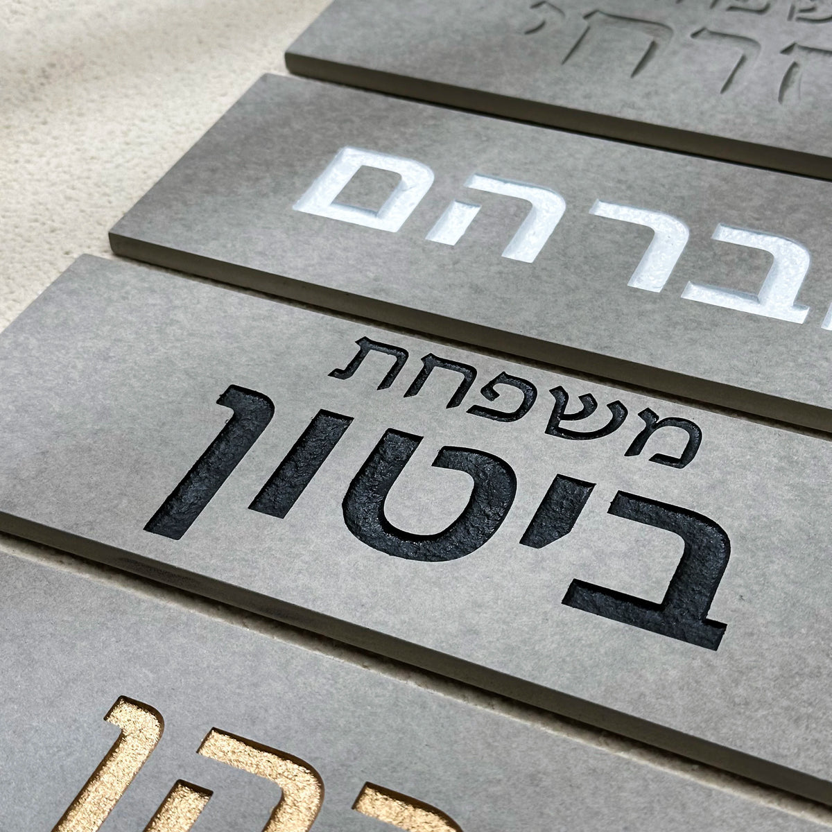 שלט קרמיקה משפחתי בהתאמה אישית, שלט בית חרוט בעיצוב מודרני לדלת הכניסה, שלט למספר דירה