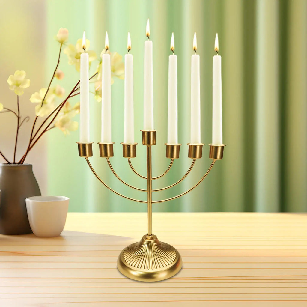 חנוכיית זהב דקורטיבית עם בסיס רחב – 9 קנים