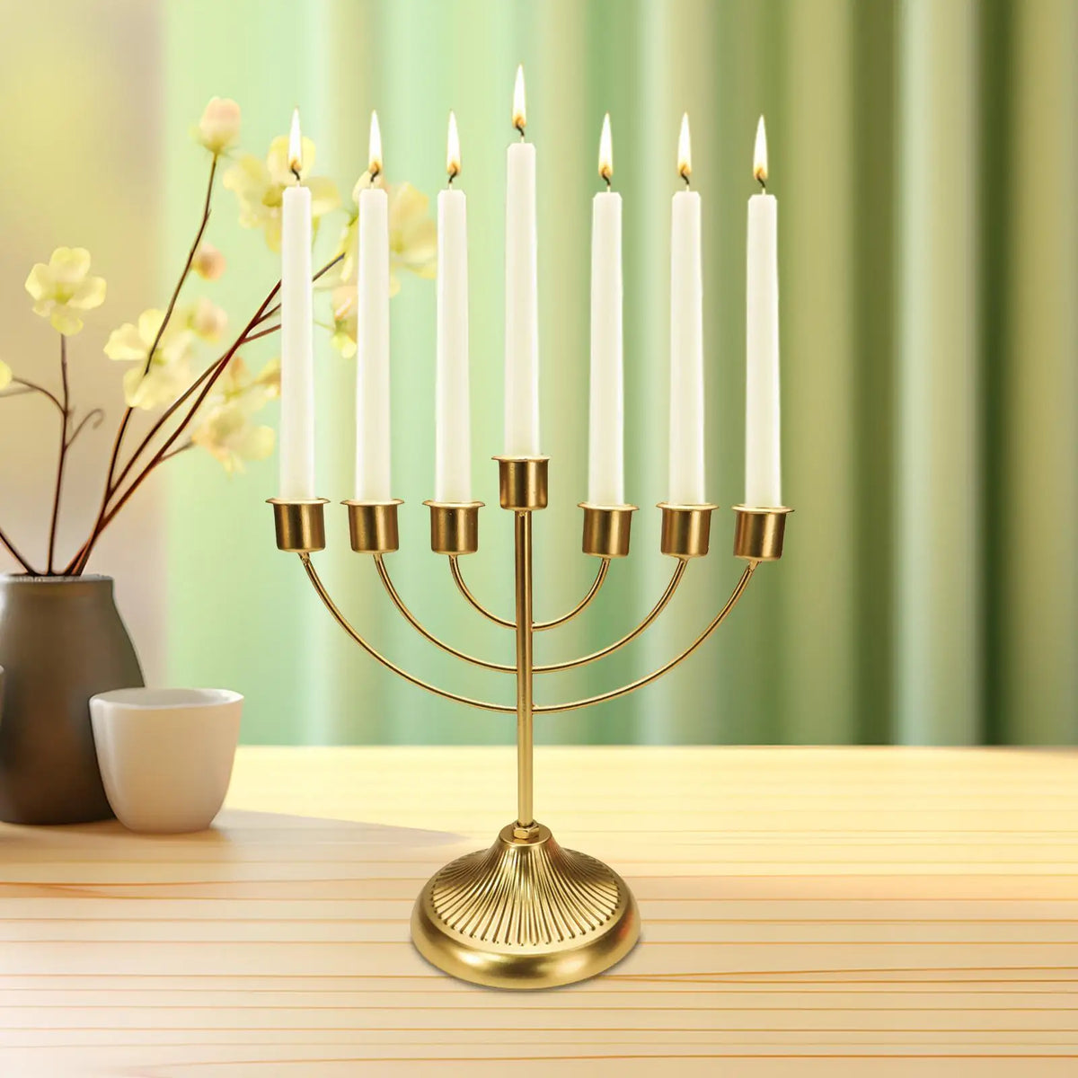 חנוכיית זהב דקורטיבית עם בסיס רחב – 9 קנים