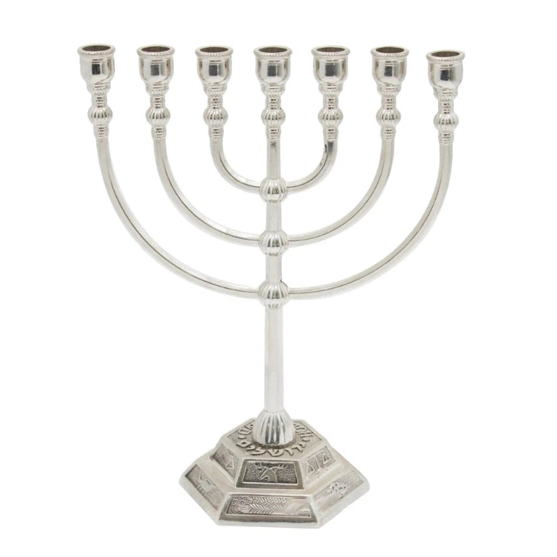 מנורה יהודית מסורתית בעלת 7 קנים, קישוט בדמות כלי המקדש בירושלים