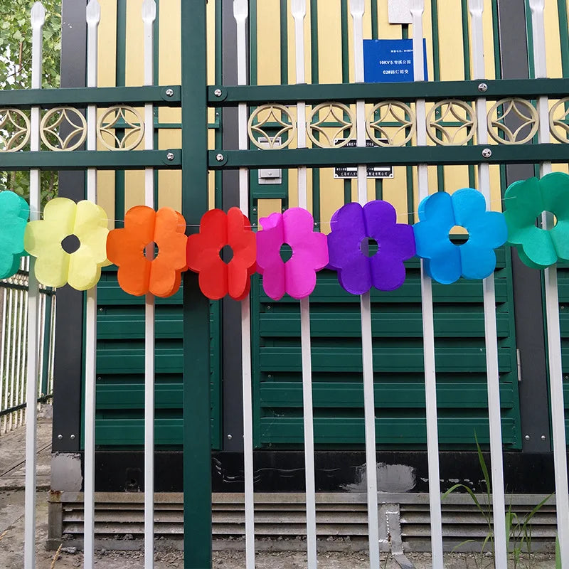 שרשרת פרחי נייר צבעוניים לתלייה