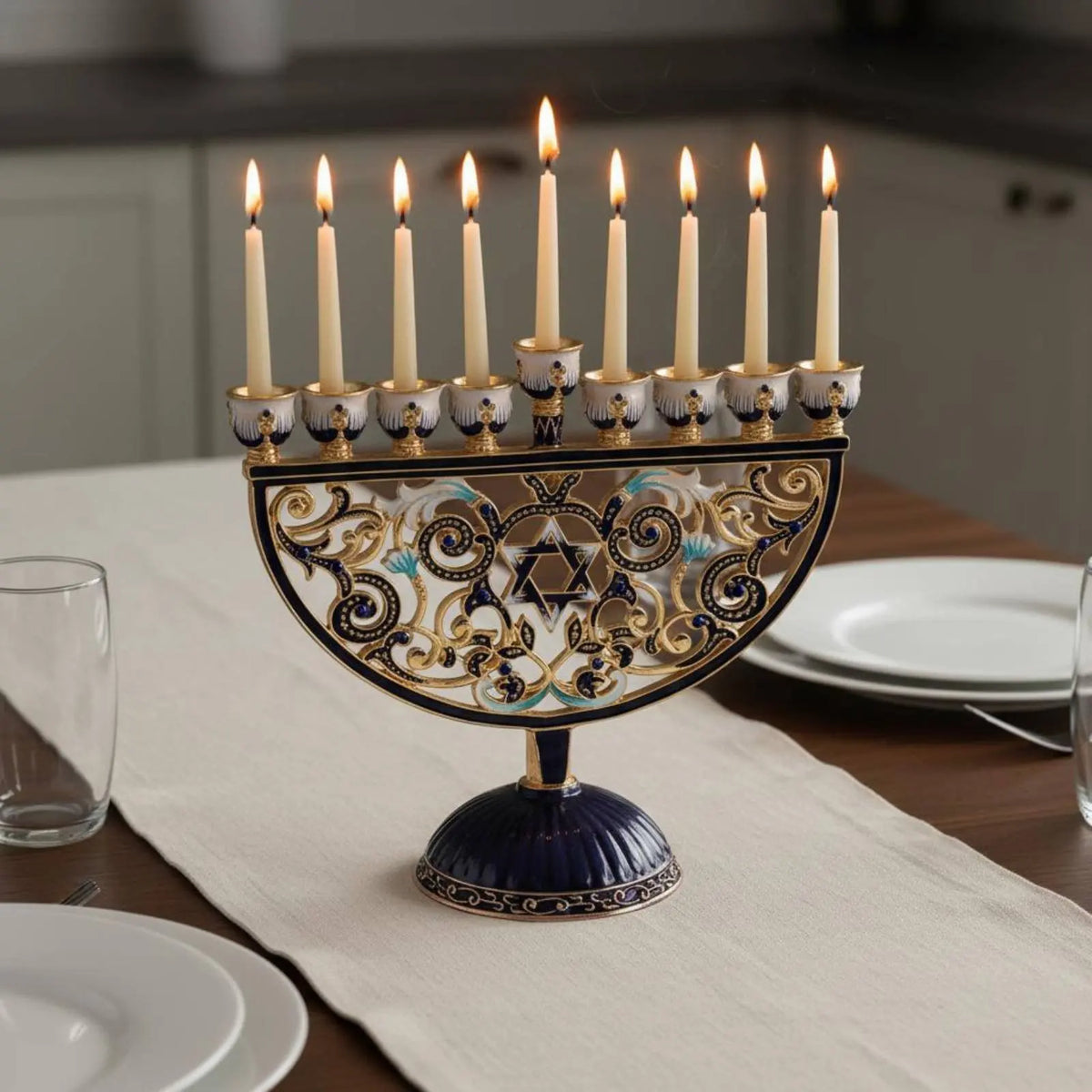 חנוכיית וינטג׳ עם בסיס יציב – 9 קנים